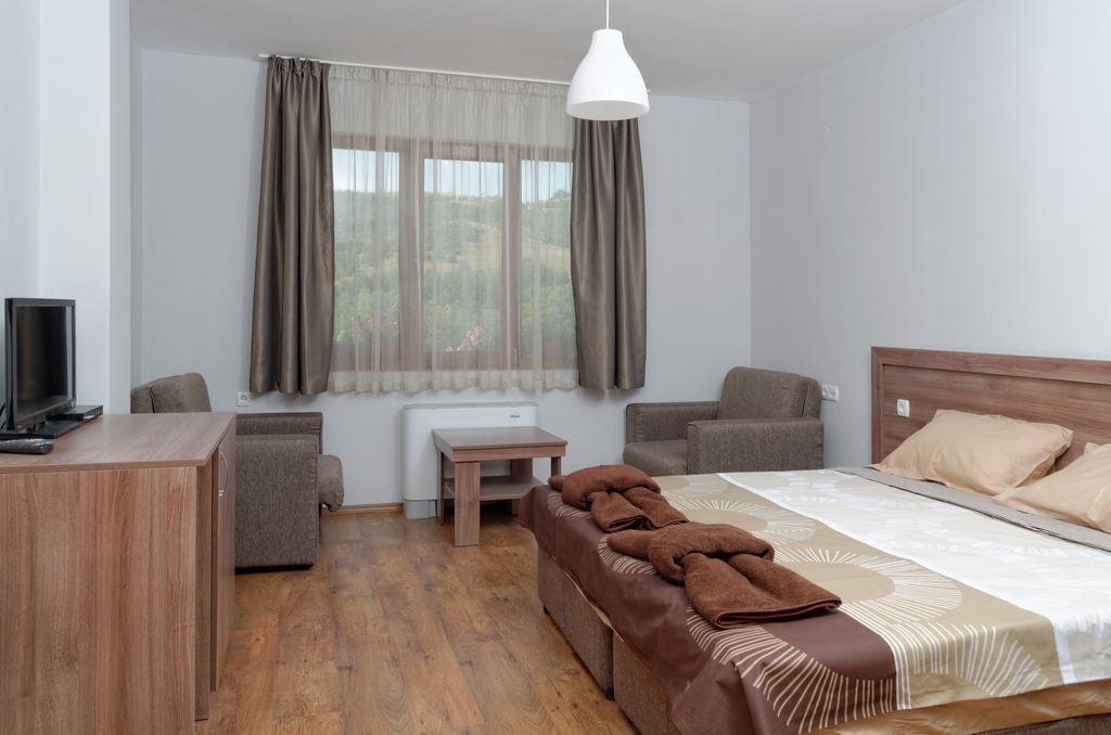 Alpine Garden Hotel Simitli Pokoj fotografie