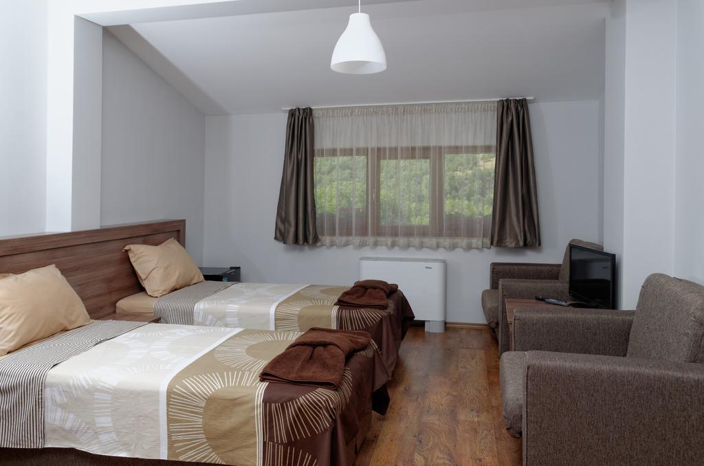 Alpine Garden Hotel Simitli Pokoj fotografie